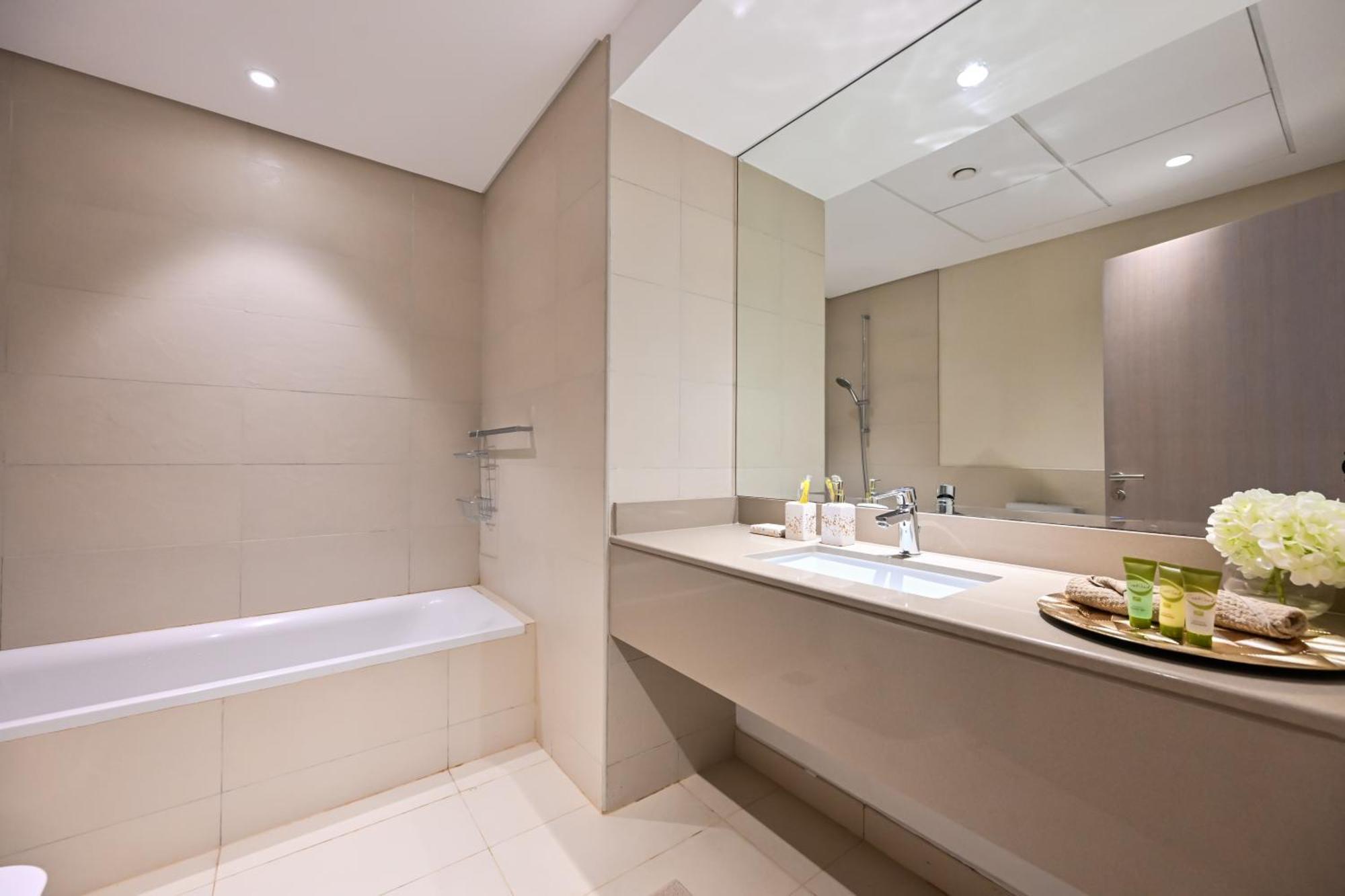 Apartment Yas Canal 3 Luxury Two Bedroom Near F1 Circuit *