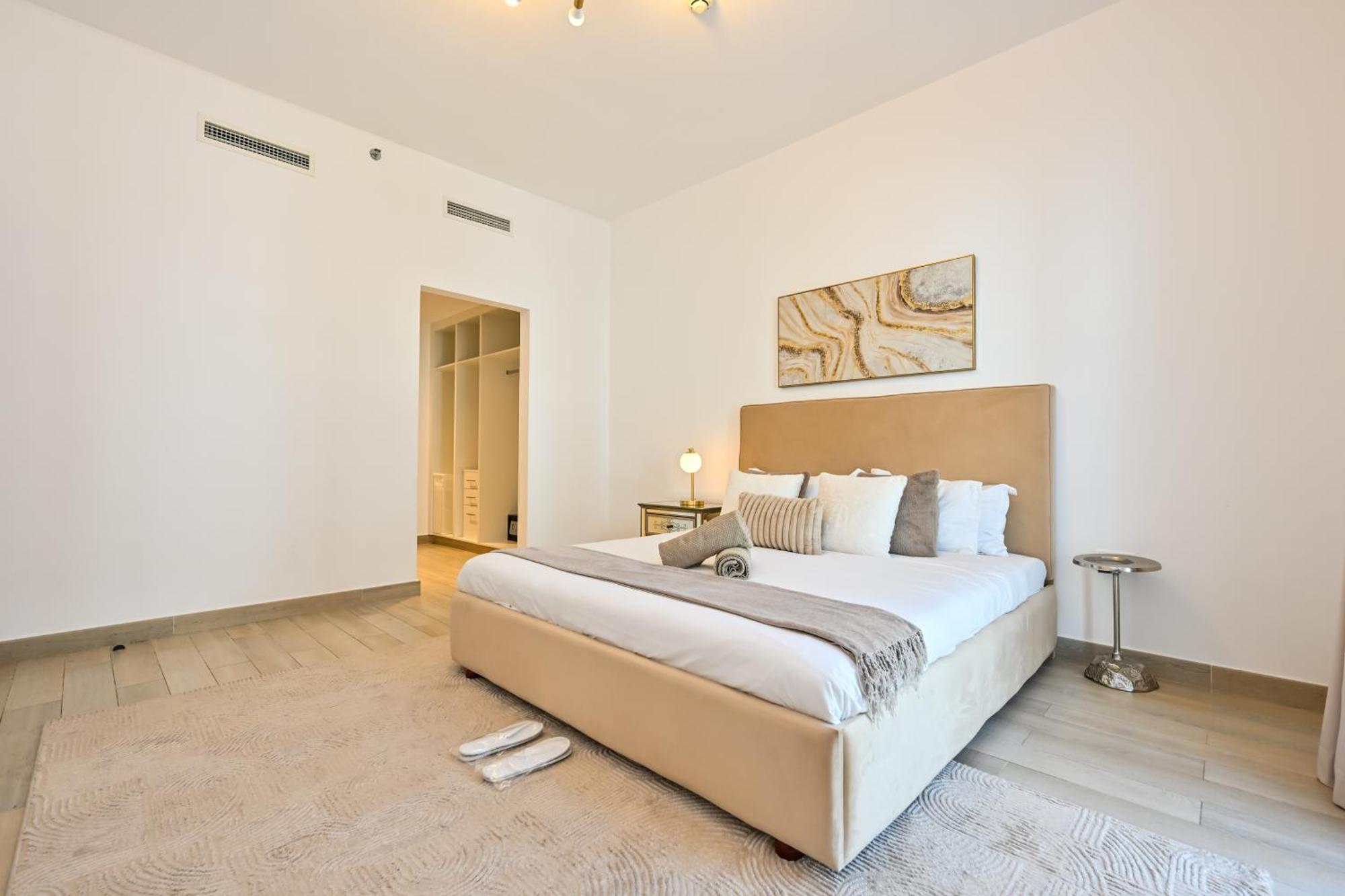 Yas Canal 3 Luxury Two Bedroom Near F1 Circuit Apartment *