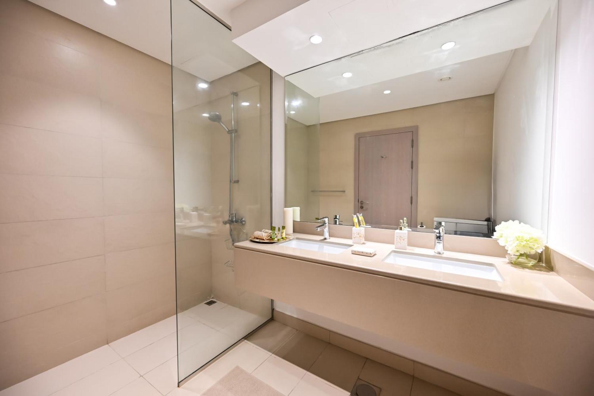 Apartment Yas Canal 3 Luxury Two Bedroom Near F1 Circuit *