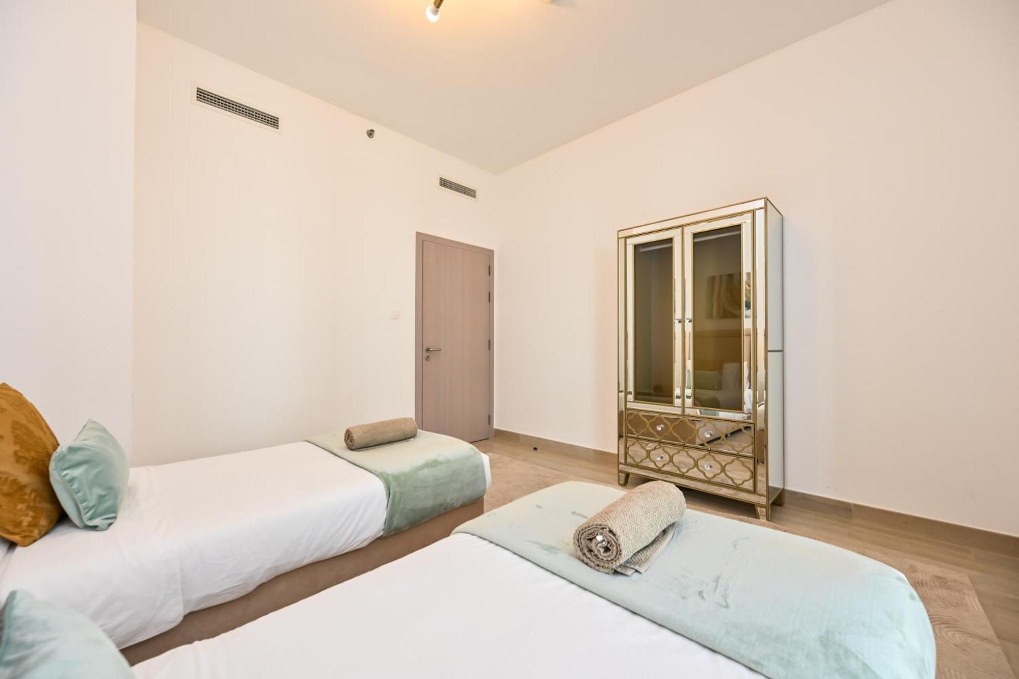 Yas Canal 3 Luxury Two Bedroom Near F1 Circuit